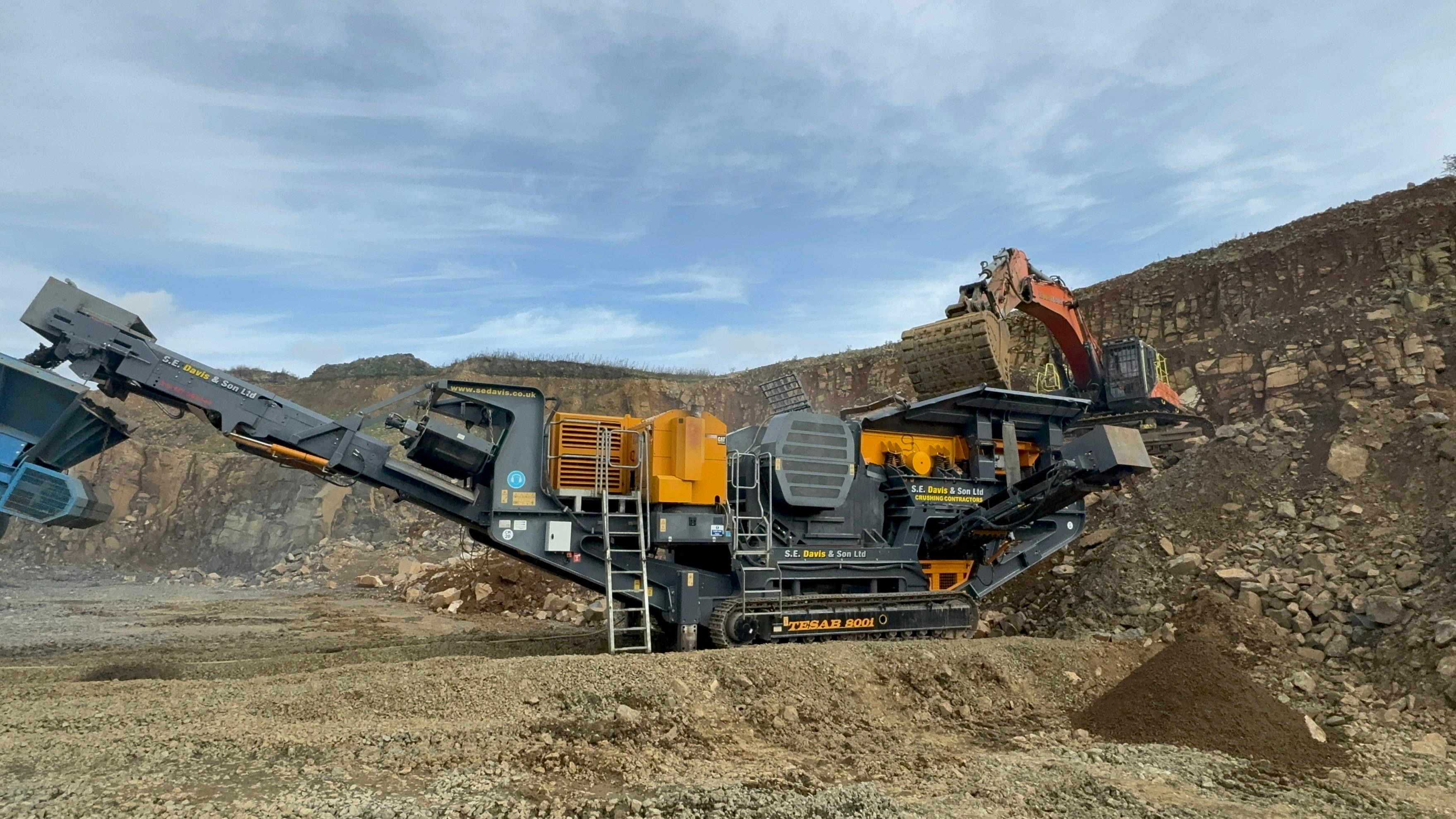 Mobile crushing and screening plant