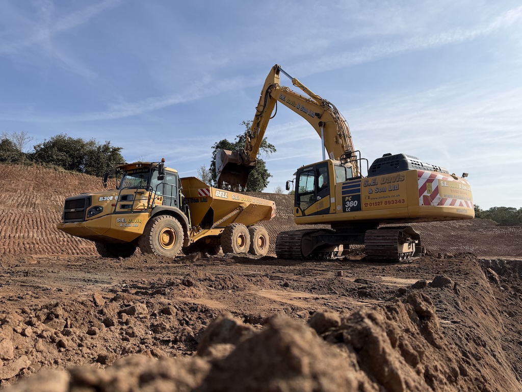 S.E. Davis & Son bulk earthmoving equipment