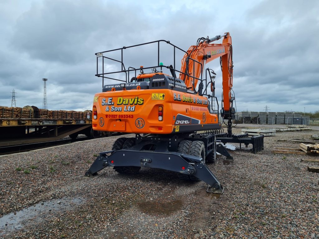 Modern excavator available for self-drive plant hire from S.E. Davis & Son